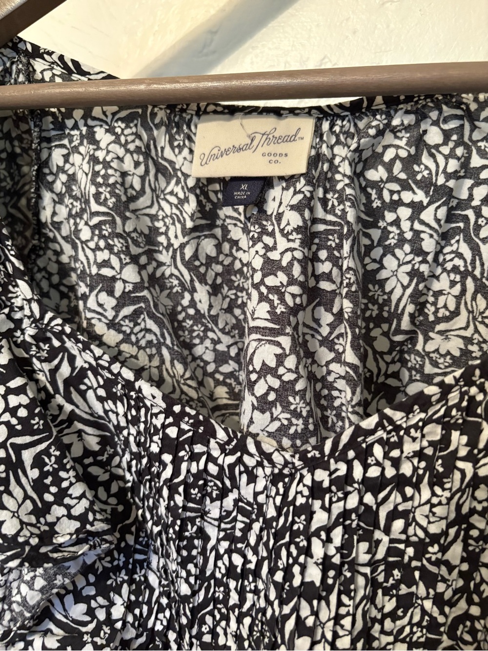 3/$20! Universal Thread Black & White Floral Ruffle Sleeve Top - Picture 3 of 4